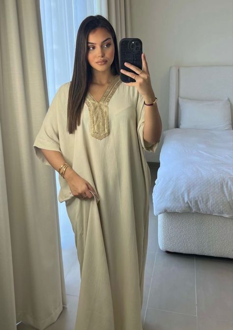 Morroco Outfits, Abaya Fashion Modern, Eid Vibes, Kaftan Simple, Moroccan Dresses, Kurdish Dress, Morocco Aesthetic, Egypt Aesthetic, Dubai Outfits