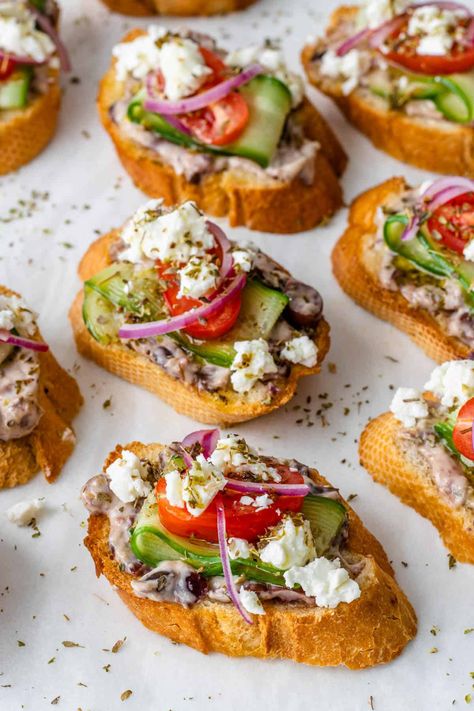 Greek Inspired Food, Table Appetizers For Party, Predinner Snacks, Vegetarian Wedding Food, Finger Food For Party, Greek Food Party, Greek Bruschetta, Bruschetta Recipes, Cake Sandwiches