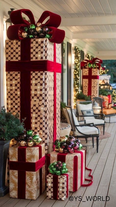 Christmas Decor Ideas Exterior, Christmas Porch Decorating Ideas, Outdoor Christmas Gifts, Noel Decor, Unusual Christmas Decorations, Diy Natal, Christmas Home Decor Ideas, Christmas Lodge, Diy Christmas Lights