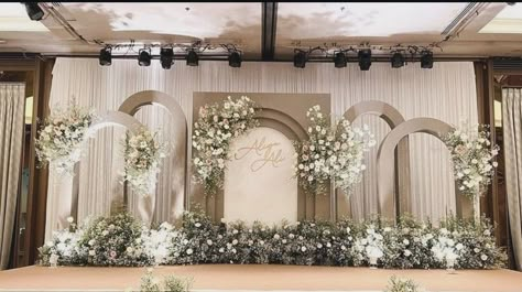 Stage And Dance Floor Wedding, Garden Wedding Stage Backdrop, Wedding Decor Indoor Receptions, Indoor Stage Design, Wedding Backdrop Design Indoor Reception, Wedding Stage Design Backdrop Ideas, Wedding Reception Backdrop Elegant, Wedding Decorations Indoor Elegant, Wedding Backdrop Design Indoor