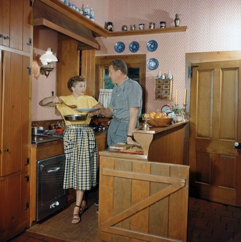 Old Hollywood Homes, Million Dollar Mermaid, Farmhouse Kitchen Vintage, Kitchen Cottage, Esther Williams, Vintage Housewife, Happy Housewife, Alfred Eisenstaedt, Kitchen Country