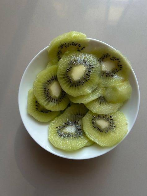 #fruit #kiwi #dessert #healthyfood Kiwi Snacks, Kiwi Aesthetic, Kiwi Dessert, Fruit Fruit, Random Aesthetics, Clean Girl, Dragon Fruit, Interesting Food Recipes, Fruits And Veggies