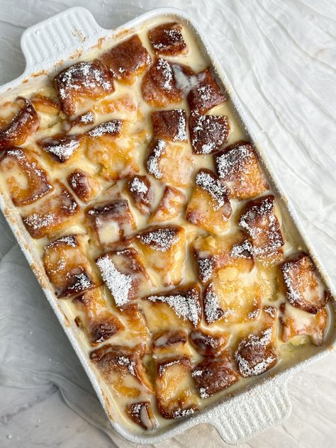 Best Easy Vanilla Bread Pudding - BAKE WITH ZOHA Bread Pudding Aesthetic, Easy Bread Pudding Recipe Simple, Vanilla Bread Pudding Recipe, Desserts For Winter, Hawaiian Bread Pudding, Vanilla Bread Pudding, Sweet Bread Pudding, Bread Custard, Dreamsicle Salad Recipe