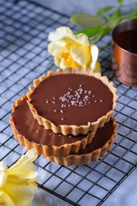 Salted Caramel Tartlets, Biscoff Tart, Baileys Salted Caramel, Irish Cream Desserts, Caramel Tartlets, Caramel Tart Recipe, Chocolate Tarts Mini, Caramel Tarts, Baileys Dessert