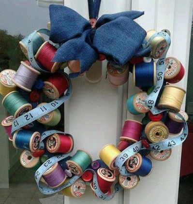 Wooden Spool Crafts, Fete Saint Patrick, Spools Of Thread, Spool Crafts, Sewing Room Decor, My Sewing Room, Thread Spools, Sewing Rooms, Wreath Crafts