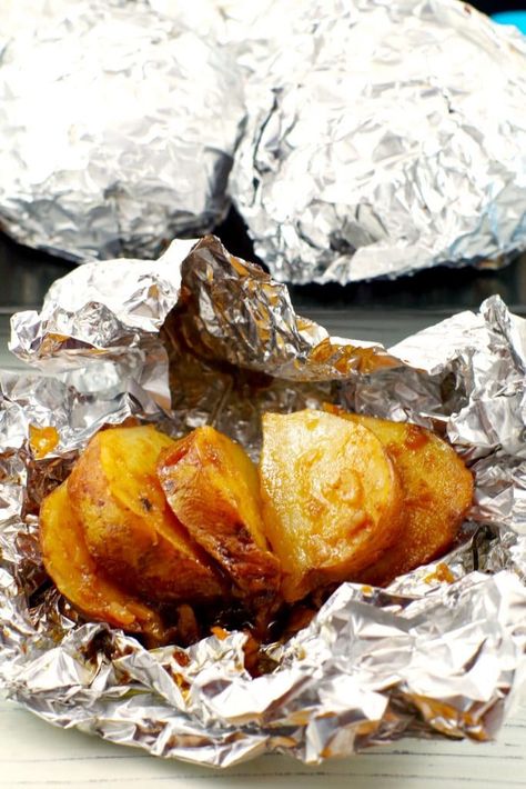 Easy 3 Ingredient Onion Baked Potatoes in Foil by Food Meanderings Onion Potatoes, Potato Baked, Sides For Chicken, Potatoes In Oven, Sides Dishes, Bbq Side Dishes, Potluck Ideas, Easy Potato Recipes, Pork Stew