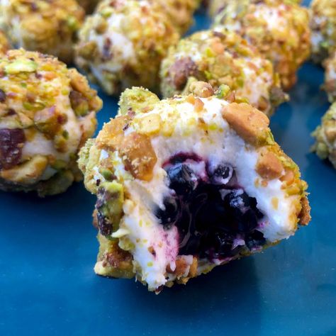 Keto Goat Cheese, Goat Cheese Pistachio, Simple Appetizer, Goat Cheese Appetizer, Berries Recipes, Appetizer Bites, Cheese Balls, Cheese Appetizers, Net Carbs