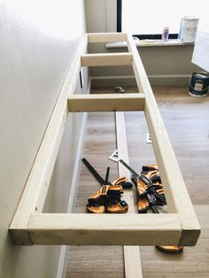 Floating Desk Ideas, Diy Wooden Desk, Diy Floating Desk, Home Office Guest Room Combo, Window Desk, Home Office Built Ins, Home Office/guest Room, Office Built Ins, Home Office Layout