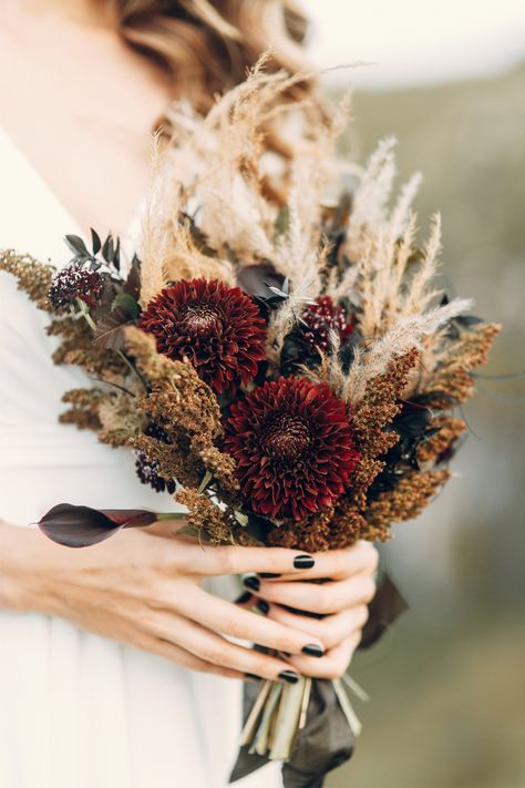 Rustic Fall Wedding Ideas, Fall Wedding Decor Ideas, Small Wedding Bouquets, Wedding Ideas On A Budget, Fall Backyard, Dried Flower Bouquets, Fall Wedding Tables, Fall Wedding Ideas, Fall Wedding Diy