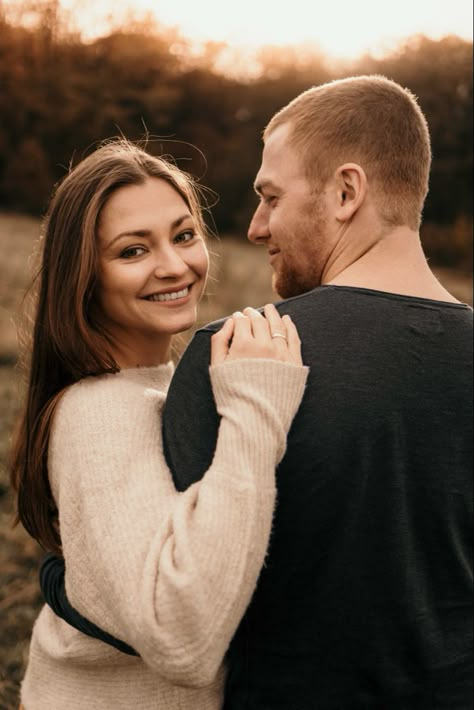 Couple Shooting- 1 Jahrestag Self Portrait Poses Couple, Couples Portraits Poses, Couple Shooting Outdoor, Couple Portrait Poses, Anniversary Picture Ideas, Beach Photo Session, Couple Shooting, Love Shoot, Couple Shoots