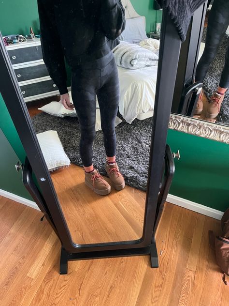 Cute Outfits With Black Camo Leggings, Lulu Lemon Camo Leggings Outfit, Outfits With Black Camo Leggings, Black Scuba Hoodie Outfit, Grey Lululemon Leggings Outfit, Camo Legging Outfits, Lulu Camo Leggings Outfit, Lululemon Camo Leggings Outfit, How To Style Camo Leggings