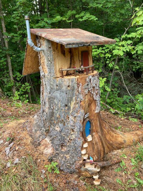 Gnome Tree Stump House, Stump House, Tree Stump Decor, Gate Wheel, Tree Gardens, Solar Tree, Fairy Tree Houses, Gardens Ideas, Fairy Garden Crafts