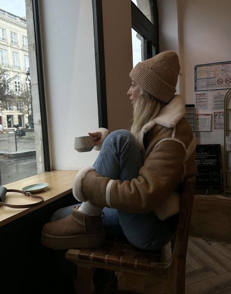 simple outfit inspo, cozy outfit inspo, ugg boots, low ugg boots, high socks, winter boots, jeans, denim, leather jacket, fur jacket, fur leather jacket, beanie Ugg Boots Winter, Dressy Fall Outfits, Lightwash Jeans, Candid Photo, Fur Leather Jacket, Christmas Feeling, Boots Winter, Boots High, Winter Aesthetic