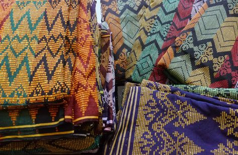 Handwoven Malong from Maguindanao Filipino School, Sea Textiles, Colonial Philippines, Filipino History, Philippine Fashion, Wood Turtle, Philippines Fashion, Art App, Filipino Art