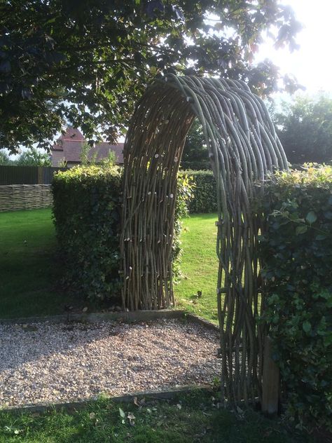 Woven Willow Garden Sculptures - WonderWood Wattle Fence, Willow Garden, Natural Fence, Diy Fence, Garden Arches, Paris Jackson, Modern Fence, Backyard Fences, Garden Trellis