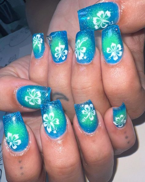 9 Y2K-Inspired Manicure Ideas That'll Take You Right Back to the Year 2000 Y2k Nail, Skiathos, Y2k Nails, Really Cute Nails, Unique Acrylic Nails, Beach Nails, Square Acrylic Nails, Minimalist Nails, Funky Nails