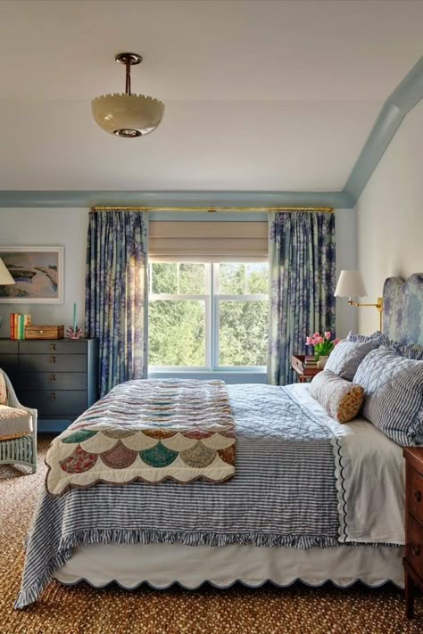 Eclectic Coastal Bedroom, Coastal Cottage Bedroom Ideas, Colorful Cottage Bedroom, Southern Style Bedroom, Colorful Master Bedrooms Decor, Updated Traditional Bedroom, Romantic Vintage Bedroom Ideas, Blue Bedding Bedroom, Grandmillennial Bedroom