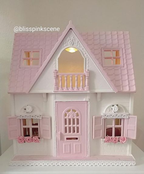 Calico Critter House Makeover, Sylvanian Families House Ideas, Sylvanian Families House Decoration, Calico Critter House Diy, Diy Sylvanian House, Calico Critter House, Coquette Bloxburg House, Sylvanian Families Diy, Calico Critters Aesthetic