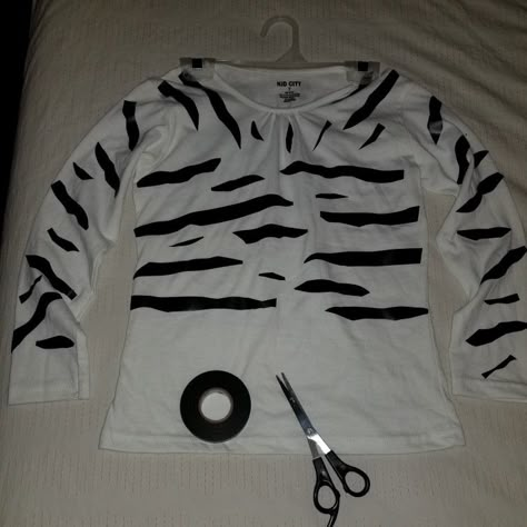 Diy Safari Animal Costume, Zebra Halloween Costume Women, Diy Zebra Costume Women, Zebra Costume Diy, Diy Monkey Costume, Zebra Costume Women, Diy Zebra Costume, Homemade Zebra Costume, Baby Zebra Costume