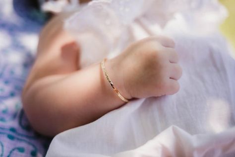 Baby Jewelry Gold, Baby Baptism Gifts, Baby Bangles, Girl Christening, Baby Girl Shower Gifts, Gold Armband, Baby Bracelet