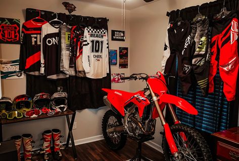 #hondaracing #2022crf250r #motocross #dirtbike #motocrossroom #bedroom #fullsend #ridered #mxdecor #mx Moto Room Ideas, Dirt Bike Garage Workshop, Motocross Garage Ideas, Biker Room Aesthetic, Motocross Room Decor, Motorcross Bedroom Ideas, Motocross Room Ideas, Dirtbike Room Ideas, Boys Dirtbike Room