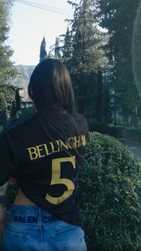 #fanfiction Jude Bellingham Girlfriend Aesthetic, Real Madrid Girl Aesthetic, Bellingham Girlfriend, Real Madrid Girl, Bellingham Jersey, Read Madrid, Madrid Girl, Madrid Outfits, Football Dress