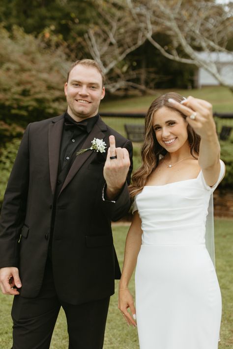 Ring Finger Photo, Ring Finger Wedding Picture, Jordan Wedding, Wedding Photo List, Photo Black White, Wedding Ring Finger, Groom Ring, Photo Ring, Wedding Pic