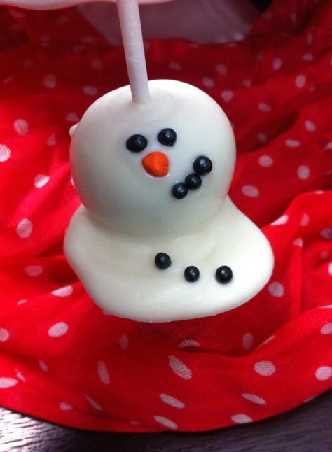 melted snowman cake pop Melted Snowman Cake Pops, Snow Man Cake Pop, Cake Pop Designs Christmas, Cute Christmas Cake, Holiday Cake Pop, Snowman Cake Pops, Melting Snowman, Cake Pop Designs, Cake Ball