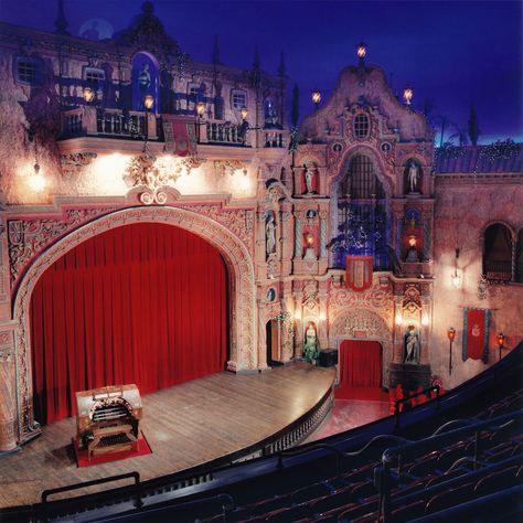 Tampa Theatre, Tampa, Florida. The theater’s architect, John Eberson, created an open-air illusion with a twilight “sky” of twinkling stars and floating clouds. Today, it’s primarily a performing arts house, but it continues to show classic films, with audiences enjoying music played on its vintage 1,400-pipe Wurlitzer organ before each movie. Hollywood Gala, Tampa Theatre, Cinema Architecture, Historic Theater, Halloween Travel, Movie Theaters, Tampa Bay Area, Cruise Deals, Old Florida