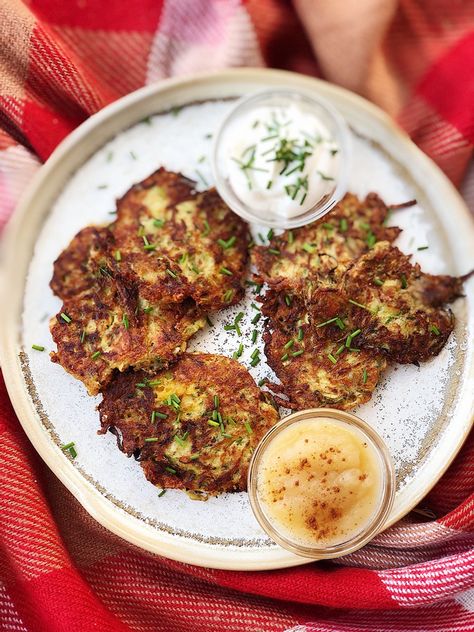 Yummy Zucchini Recipes, Zucchini Latkes, Latkes Recipe, Potato Latkes, Hanukkah Food, Jewish Food, Shredded Zucchini, Jewish Recipes, Zucchini Recipes