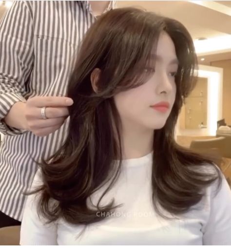 #hair #haircut Korean Long Hair, Asian Long Hair, Hairstyles Asian, Bangs With Medium Hair, Hairstyles For Layered Hair, Haircut Inspiration, Peinados Fáciles Para Cabello Corto, Shot Hair Styles, Haircuts For Medium Hair