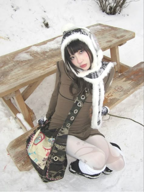 Japanese Winter Outfits, Japanese Fashion Winter, Japanese Winter Fashion, 2000s Japanese Fashion, Winter Outfits Aesthetic, Minimal Outfit, Winter Fits, Young And Beautiful, Mens Accessories Fashion