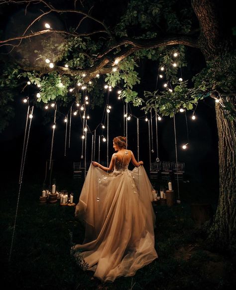 Night Time Wedding Ideas Outdoor, Nighttime Forest Wedding, Witchy Beach Wedding, Witch Aesthetic Wedding, Outdoor Night Wedding Ceremony, Night Court Wedding, Enchanted Forest Wedding Ceremony, Finland Wedding, Acotar Wedding