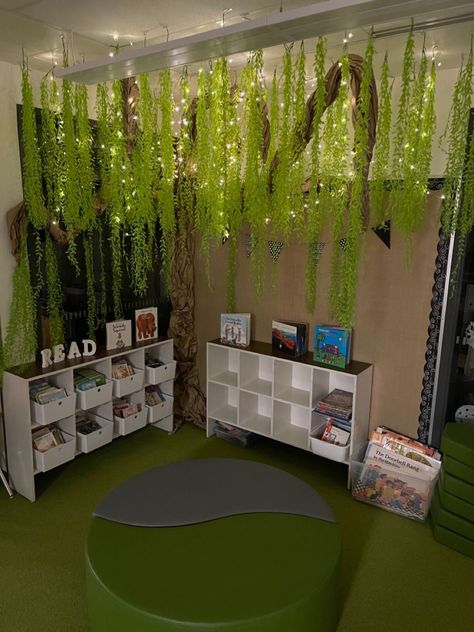 Diy Classroom Tree Reading Corners, Plant Themed Reading Corner, Reading Corner Tree Classroom, Canopy Reading Corner Classroom, Cool Classroom Ideas Elementary, Diy Tree Classroom Decor, Vine Wall Classroom, Reading Tree Corner, Classroom Tent Reading Corners