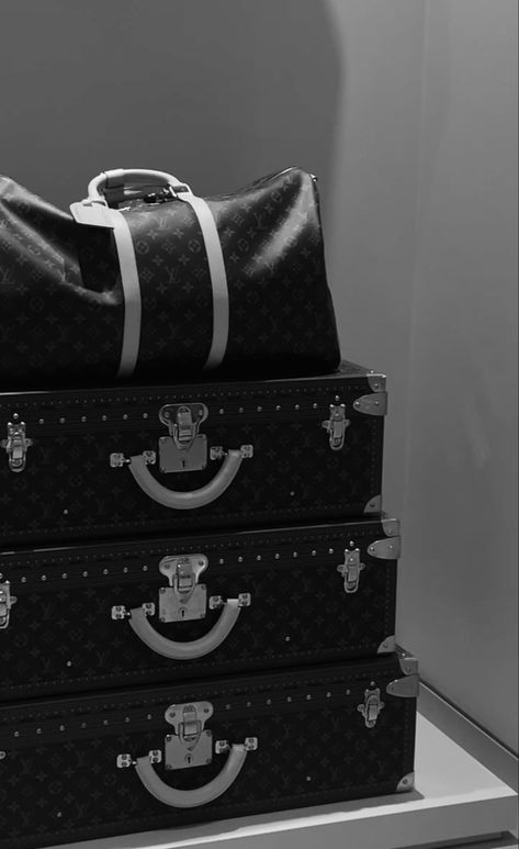 Suitcases Aesthetic, Aesthetic Louis Vuitton, Louis Vuitton Suitcase, Lavish Lifestyle, Rich Aesthetic, Louis Vuitton Store, Rich Lifestyle, Suitcases, Old Money