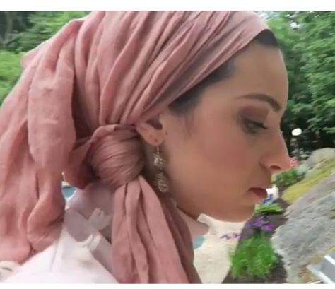 PINNED BY @MUSKAZJAHAN - Side view of Noor Tagouri's turban hijab Noor Tagouri, Turban Hijab, Hijab Outfits, Hijab Outfit, Side View, College Outfits, Dreadlocks, Hair Styles, Hair