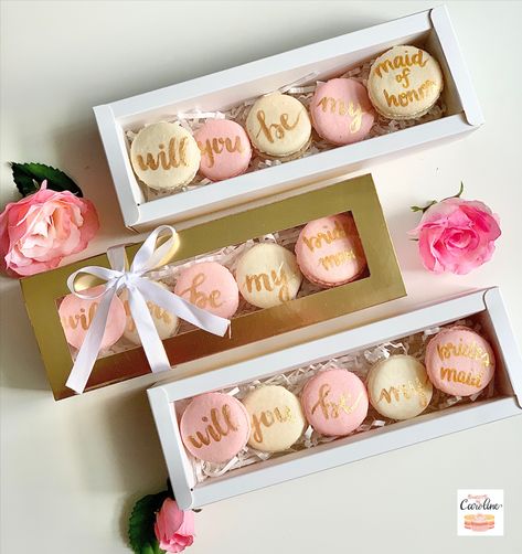 Bridesmaid Macarons, Bridesmaid And Maid Of Honor, Cake Pop Boxes, Gold Macarons, Macaron Packaging, Bridesmaid Proposal Diy, Sweets Ideas, Macaron Filling, Inexpensive Wedding Invitations