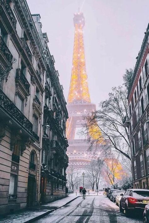 Discover what to do in Paris at winter! Explore festive markets, cozy cafes, and iconic sights. Click now for your Paris winter guide! France Cafe, Torre Eiffel Paris, Night In Paris, Paris Winter, Best Vacation Destinations, Paris Luxury, Paris Pictures, Visit France, Paris At Night