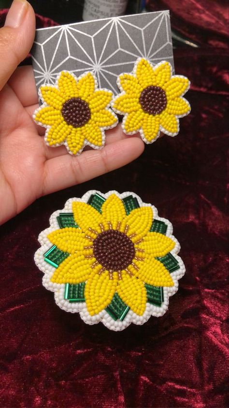 Beaded Sunflower Earrings, Beaded Sunflower, Minimalist Tattoo Ideas, Native American Beadwork Patterns, Earrings Diy Handmade, Seed Bead Jewelry Patterns, Beaded Flowers Patterns, Native Beading Patterns, Hand Beaded Embroidery