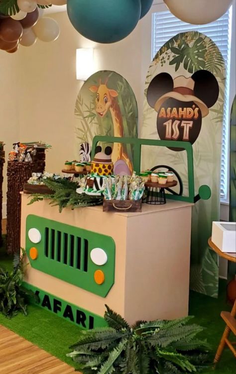 Wild Theme Birthday Party Decoration, Mickey Wild One Birthday, Safari Themed Birthday Party Decoration, Safari Pinata, Leo The Wildlife Ranger Party, Jungle Theme Birthday Party Decorations, Zoo Birthday Party Ideas, Zoo Party Decorations, Deco Safari