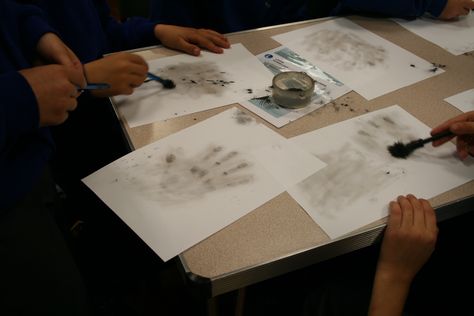 Fingerprinting session Forensic Science Experiments, Forensic Science Activities Middle School, Ks2 Science, Forensic Science, Primary Teaching, Dna Test, Science Experiments, Fun Science, Critical Thinking