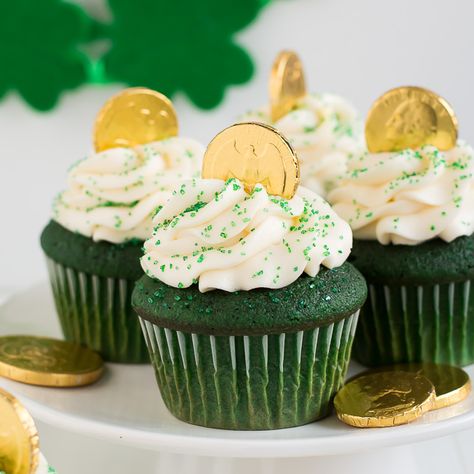 Get in the St. Patrick's Day Spirit with these yummy Green Velvet St. Patrick's Day Cupcakes topped with Cream Cheese Frosting. Green Velvet Cupcakes, Cupcakes Green, Irish Cream Cake, St Patrick Day Snacks, Fete Saint Patrick, St Patrick Day Treats, Green Cupcakes, Mint Oreo, Cupcakes With Cream Cheese Frosting