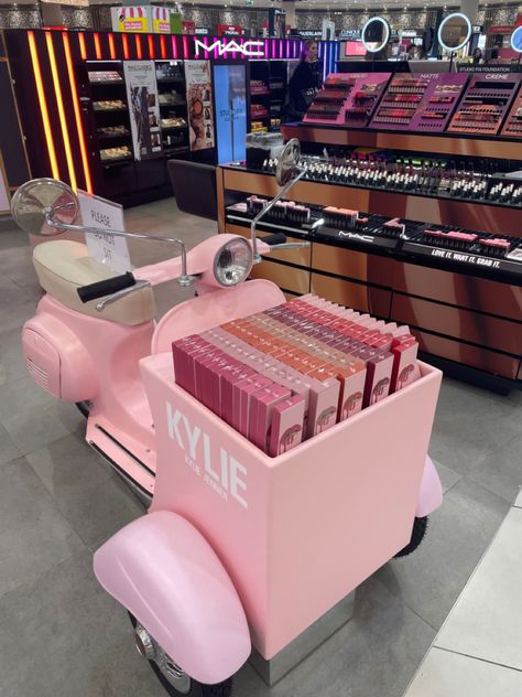 Kylie Pop Up Shop, Makeup Booth, Kylie Cosmetics Store, Mac Studio Fix Foundation, Pr Event, Event Booth Design, Event Booth, Store Design Boutique, Kylie Cosmetic