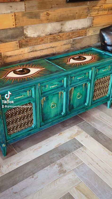 Diy Painting Furniture Ideas Wood, Fun Painted Furniture, Spray Painted Furniture, Turquoise Painted Furniture, Refinish Wood Furniture, Graffiti Pop Art, Upcycled Decor, Upcycled Lighting, Gray Gardens