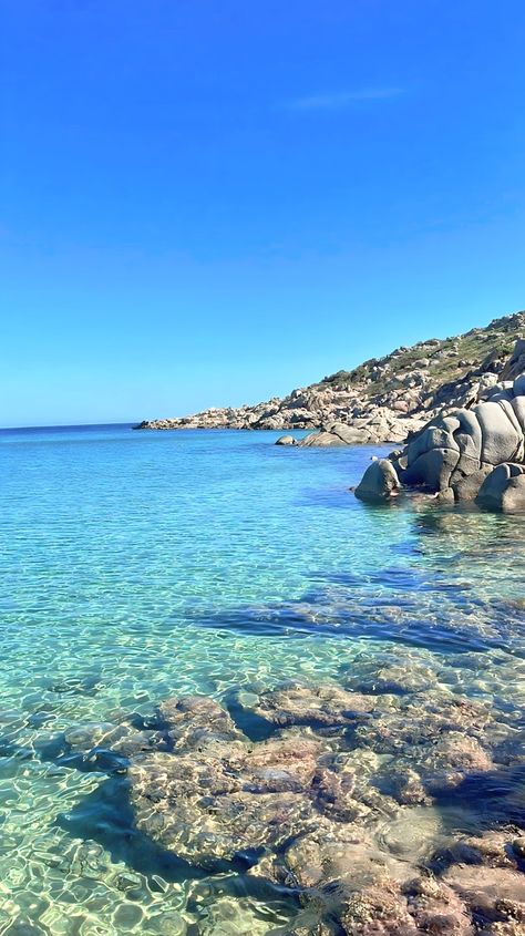 Spiaggia con sabbia grossa e chiara, l'acqua azzurra e limpida con fondali a tratti profondi e sabbiosi con pietre e scogli ai lati sotto i promontori che racchiudono e riparano l'arenile. Football Pictures, Island Beach, Sardinia, Galaxy Wallpaper, Water, Nature