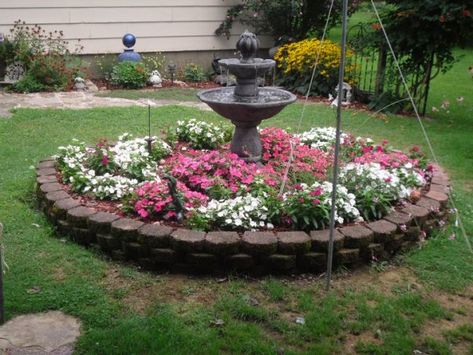 Circle Flower Garden Ideas, Front Yard Circle Garden, Flower Bed With Bird Bath, Garden Circle Ideas, Circle Garden Ideas, Circle Flower Bed Ideas, Circle Garden Bed, Circle Flower Bed, Garden Circle