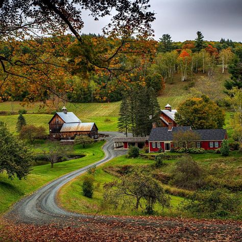 Buildings of New England on Instagram: “Ah yes... Sleepy Hollow Farm in Pomfret, Vermont. I bet none of you have seen this on your IG feed... Learn about the instagrammable farm…” Pomfret Vermont, Penthouse Terrace, Stamford Lincolnshire, Vermont Usa, Houses Mansions, Sleepy Hollow, Falmouth, St Ives, Ig Feed