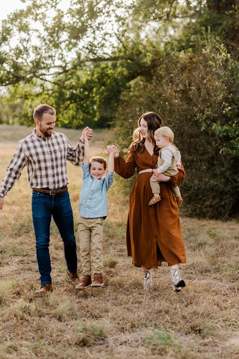 Fall Family Photo session inspiration | Fall Family outfits | outfits for family photos in fall   www.racheldriskell.com | Houston Maternity and Family Photographer Bryan College station Family Farm Photos, Fall Family Photo Ideas, Outfits For Family Photos, Fall Family Outfits, Farm Photos, College Station Texas, Maternity Outfit, Family Picture Ideas, Farm Photo