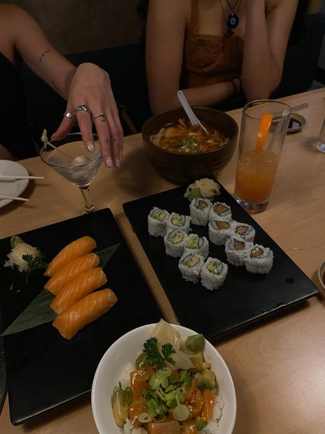 Nyc Dinner Aesthetic, Sushi Date Aesthetic, Sushi Night With Friends, Sushi Night At Home Aesthetic, Sushi Pictures, Sushi Night Aesthetic, Aesthetic Sushi, Sushi Dinner Aesthetic, Sushi Aesthetic