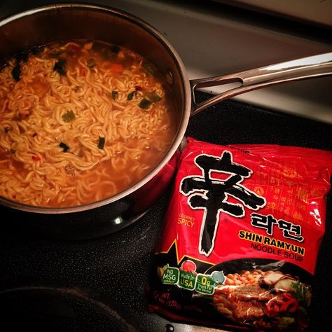 Spicy Korean Ramen, Korean Ramen, Big Snacks, Instagram Korean, Spicy Ramen, Tumblr Food, Food Babe, Food Goals, Kandy